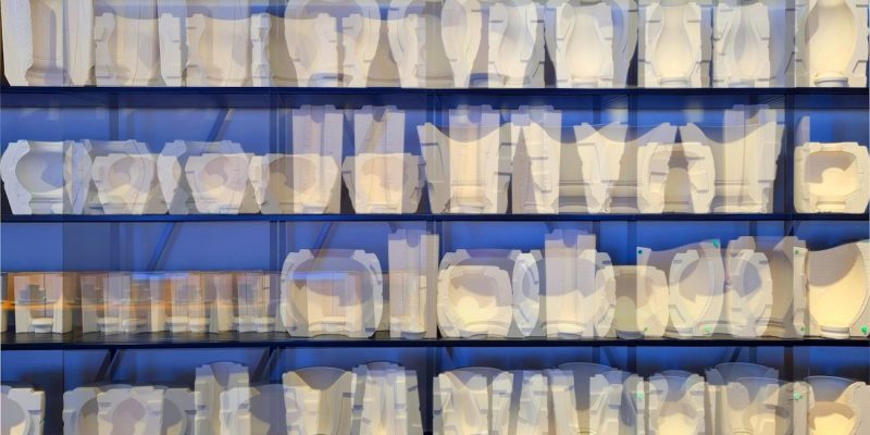 Manufakturen-Blog-PopArt-Projekt: Formen VI, blau (Foto: Wigmar Bressel) - basierend auf einem Foto von einem Regal mit Formen im Schauarchiv der niedersächsischen Porzellanmanufaktur Fürstenberg