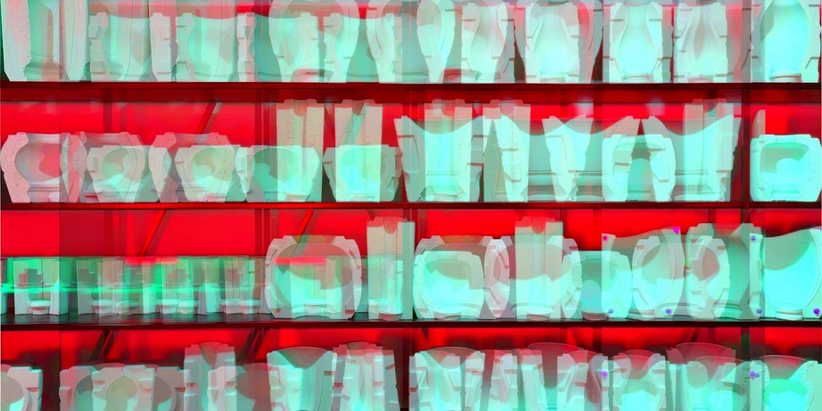 Manufakturen-Blog-PopArt-Projekt: Formen VI, rot (Foto: Wigmar Bressel) - basierend auf einem Foto von einem Regal mit Formen im Schauarchiv der niedersächsischen Porzellanmanufaktur Fürstenberg