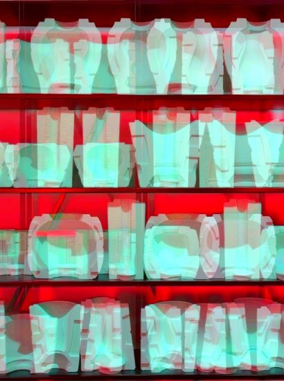 Manufakturen-Blog-PopArt-Projekt: Formen VI, rot (Foto: Wigmar Bressel) - basierend auf einem Foto von einem Regal mit Formen im Schauarchiv der niedersächsischen Porzellanmanufaktur Fürstenberg