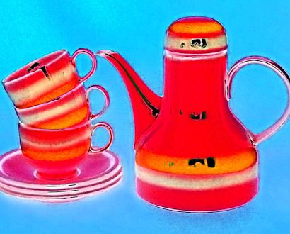 Manufakturen-Blog-PopArt-Projekt: Coffeetime dreifach, rot (Foto: Wigmar Bressel) - basierend auf einem Foto eines Geschirrs der Porzellanmanufaktur Fürstenberg aus den 1970er Jahren; fotografiert zuhause bei Familie H. in Oldenburg kurz vor dem Kaffeetrinken