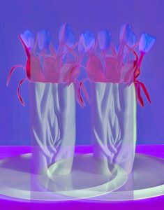 Manufakturen-Blog-PopArt-Projekt: Zwei Vasen, lavendelfarben (Foto: Wigmar Bressel) - basierend auf einem Foto einer Vase aus der Porzellanmanufaktur Meissen in Meißen auf einer Servierplatte der Independent-Keramikerin Claudia Schoemig aus Berlin