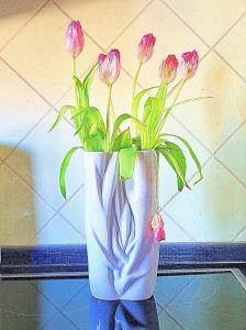 Manufakturen-Blog-PopArt-Projekt: Vase VI (Tulpen, verblüht), apricot (Foto: Wigmar Bressel) - basierend auf einem Foto einer Vase aus der Porzellanmanufaktur Meissen in Meißen mit verblühten Tulpen