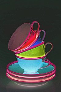 Manufakturen-Blog-PopArt-Projekt: Vier Tassen I, violett (Foto: Wigmar Bressel) - basierend auf einem Foto von Tassen der Serie Colourmix der Porzellanmanufaktur Reichenbach