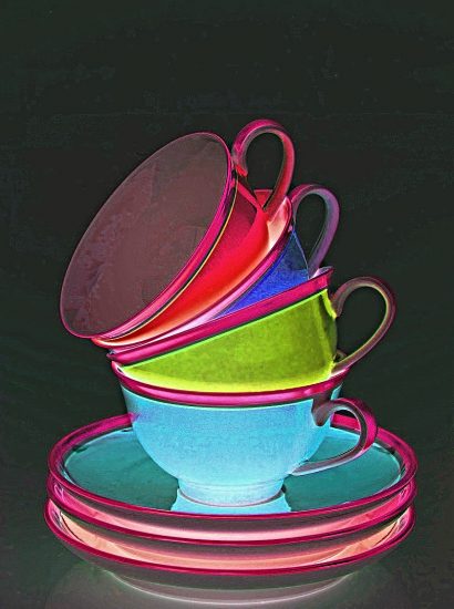 Manufakturen-Blog-PopArt-Projekt: Vier Tassen II, violett (Foto: Wigmar Bressel) - basierend auf einem Foto von Tassen der Serie Colourmix der Porzellanmanufaktur Reichenbach