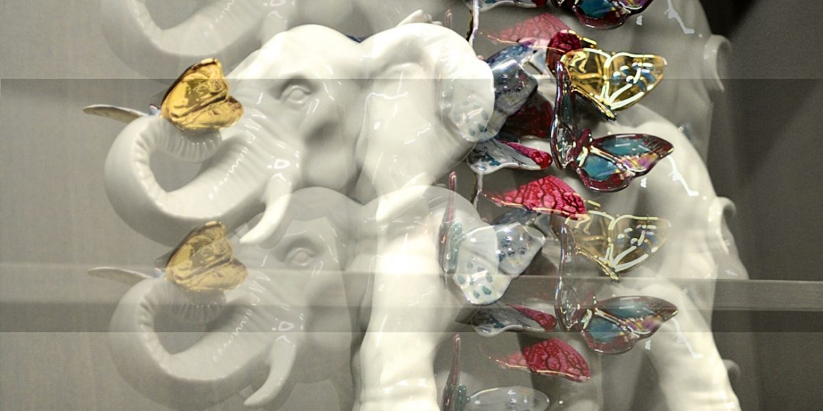 Manufakturen-Blog-PopArt-Projekt: White Elephant, gestapelt (Foto: Wigmar Bressel) - basierend auf einem Foto einer Plastik von Maria Volokhova (aufbauend auf einem Entwurf aus der Gräfenthaler Porzellanmanufaktur) für die Porzellanmanufakur Reichenbach