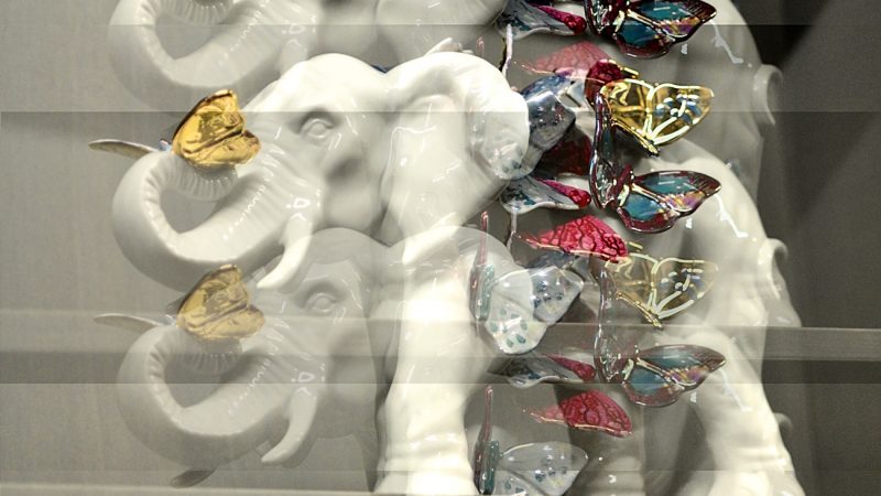 Manufakturen-Blog-PopArt-Projekt: White Elephant, gestapelt (Foto: Wigmar Bressel) - basierend auf einem Foto einer Plastik von Maria Volokhova für die Porzellanmanufakur Reichenbach