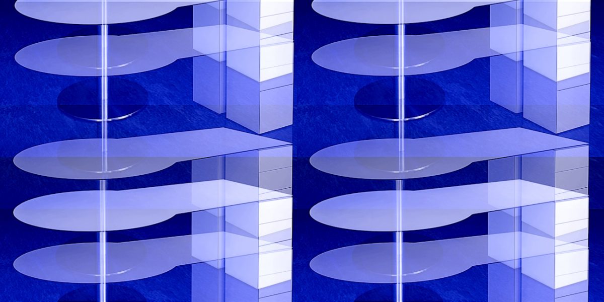 Manufakturen-Blog-PopArt-Projekt: Schreibtisch I, weiß / blau (Foto: Wigmar Bressel) - basierend auf einem Foto des Schreibtisches 'Denkplatz' aus HPL aus der Möbelmanufaktur Tamesis im sachsen-anhaltinischen Dessau-Roßlau