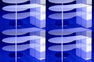 Manufakturen-Blog-PopArt-Projekt: Schreibtisch I, weiß / blau (Foto: Wigmar Bressel) - basierend auf einem Foto des Schreibtisches 'Denkart' aus HPL aus der Möbelmanufaktur Tamesis im sachsen-anhaltinischen Dessau-Roßlau