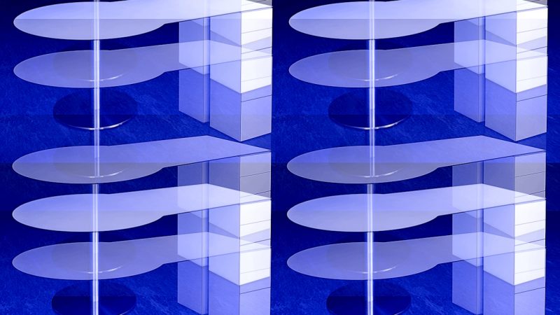 Manufakturen-Blog-PopArt-Projekt: Schreibtisch I, weiß / blau (Foto: Wigmar Bressel) - basierend auf einem Foto des Schreibtisches 'Denkplatz' aus HPL aus der Möbelmanufaktur Tamesis im sachsen-anhaltinischen Dessau-Roßlau