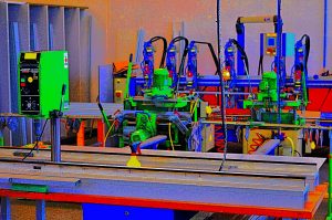 Manufakturen-Blog-PopArt-Projekt: Produktion V, neongrün (Foto: Wigmar Bressel) - basierend auf einem Foto im Zuschnitt in der Produktion der Trennwandbau Dessau im sachsen-anhaltinischen Dessau-Roßlau