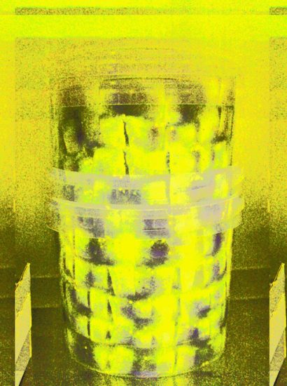 Manufakturen-Blog-PopArt-Projekt: Drei Eimer Rollmops I, gelb (Foto: Wigmar Bressel) - basierend auf einem Foto in der Produktion der Lebensmittelmanufaktur Wismar-Fisch im Wismarer Hafen