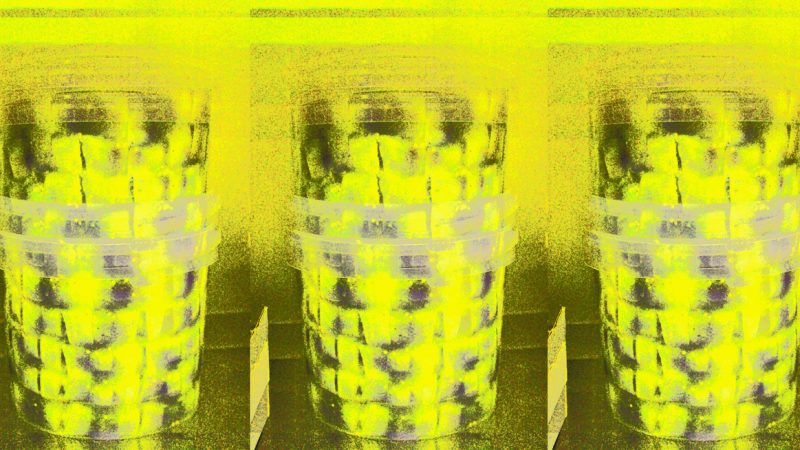 Manufakturen-Blog-PopArt-Projekt: Drei Eimer Rollmops I, gelb (Foto: Wigmar Bressel) - basierend auf einem Foto in der Produktion der Lebensmittelmanufaktur Wismar-Fisch im Wismarer Hafen