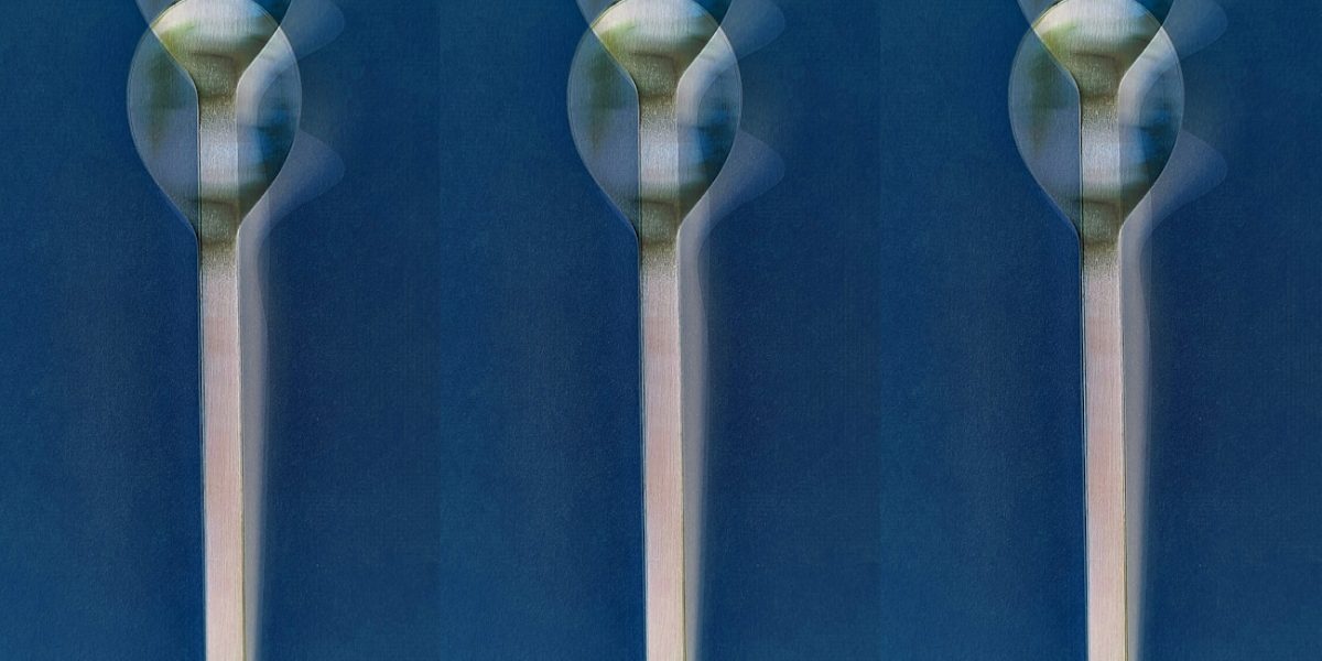 Manufakturen-Blog-PopArt-Projekt: Löffel II, preußisch blau (Foto: Wigmar Bressel) - basierend auf einem Foto von Kaffeelöffeln der Serie 'mono a' von Peter Raacke aus der Stahlwarenmanufaktur Mono in Mettmann