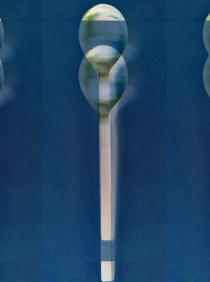 Manufakturen-Blog-PopArt-Projekt: Löffel II, preußisch blau (Foto: Wigmar Bressel) - basierend auf einem Foto von Kaffeelöffeln der Serie 'mono a' von Peter Raacke aus der Stahlwarenmanufaktur Mono in Mettmann