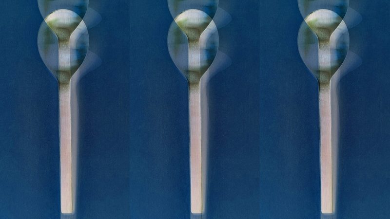 Manufakturen-Blog-PopArt-Projekt: Löffel II, preußisch blau (Foto: Wigmar Bressel) - basierend auf einem Foto von Kaffeelöffeln der Serie 'mono a' von Peter Raacke aus der Stahlwarenmanufaktur Mono in Mettmann