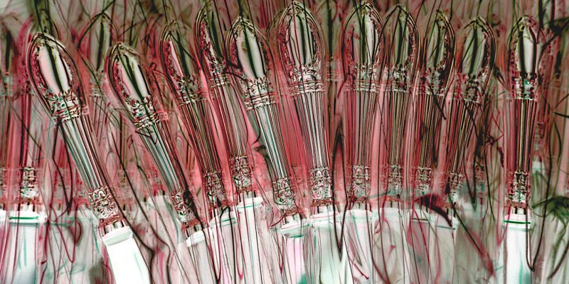 Manufakturen-Blog-PopArt-Projekt: Straßburger Empire, rot (Foto: Wigmar Bressel) - basierend auf einem Foto von Martin Specht beim Verpacken in der Silberwarenmanufaktur Wilkens in Bremen-Hemelingen