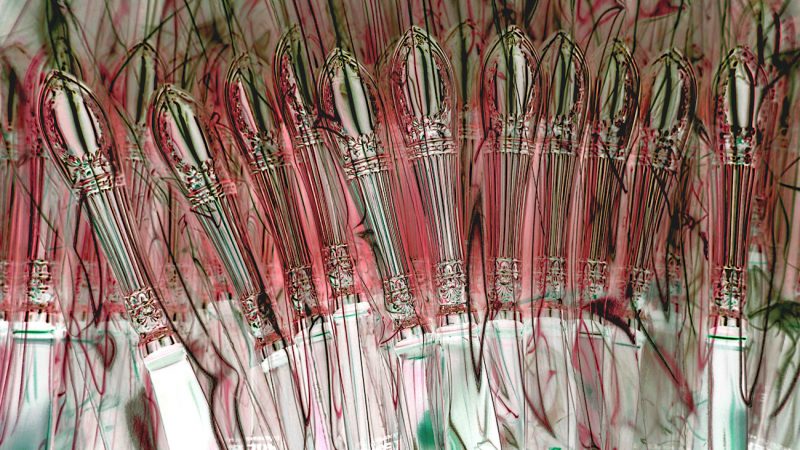 Manufakturen-Blog-PopArt-Projekt: Straßburger Empire, rot (Foto: Wigmar Bressel) - basierend auf einem Foto von Martin Specht beim Verpacken in der Silberwarenmanufaktur Wilkens in Bremen-Hemelingen