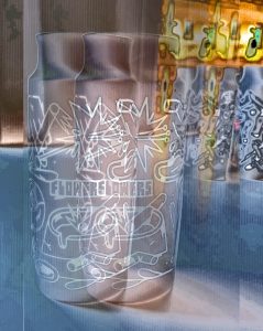 Manufakturen-Blog-PopArt-Projekt: Vase VI, bronze (Foto: Wigmar Bressel) - basierend auf einem Foto von der Präsentation der Künstler-Edition 'flowers and cigarettes' von Krashkid für die Vase 'Tini' - Neuauflage einer 1960er-Jahre Vase aus der Weimarer Porzellanmanufaktur (1790 - 2018) im thüringischen Blankenhain, nachgefertigt in der Reichenbacher Porzellanmanufaktur für das 'Projekt unverloren' von Susanne Katzenberg in Hamburg