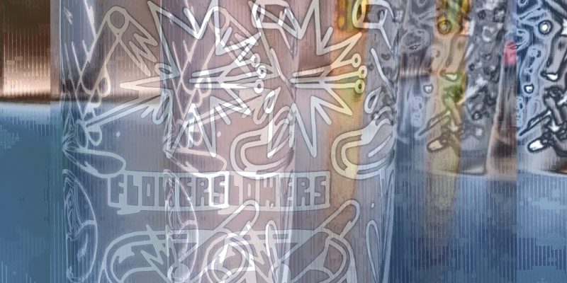 Manufakturen-Blog-PopArt-Projekt: Vase VI, bronze (Foto: Wigmar Bressel) - basierend auf einem Foto von der Präsentation der Künstler-Edition 'flowers and cigarettes' von Krashkid für die Vase 'Tini' - Neuauflage einer 1960er-Jahre Vase aus der Weimarer Porzellanmanufaktur (1790 - 2018) im thüringischen Blankenhain, nachgefertigt in der Reichenbacher Porzellanmanufaktur für das 'Projekt unverloren' von Susanne Katzenberg in Hamburg