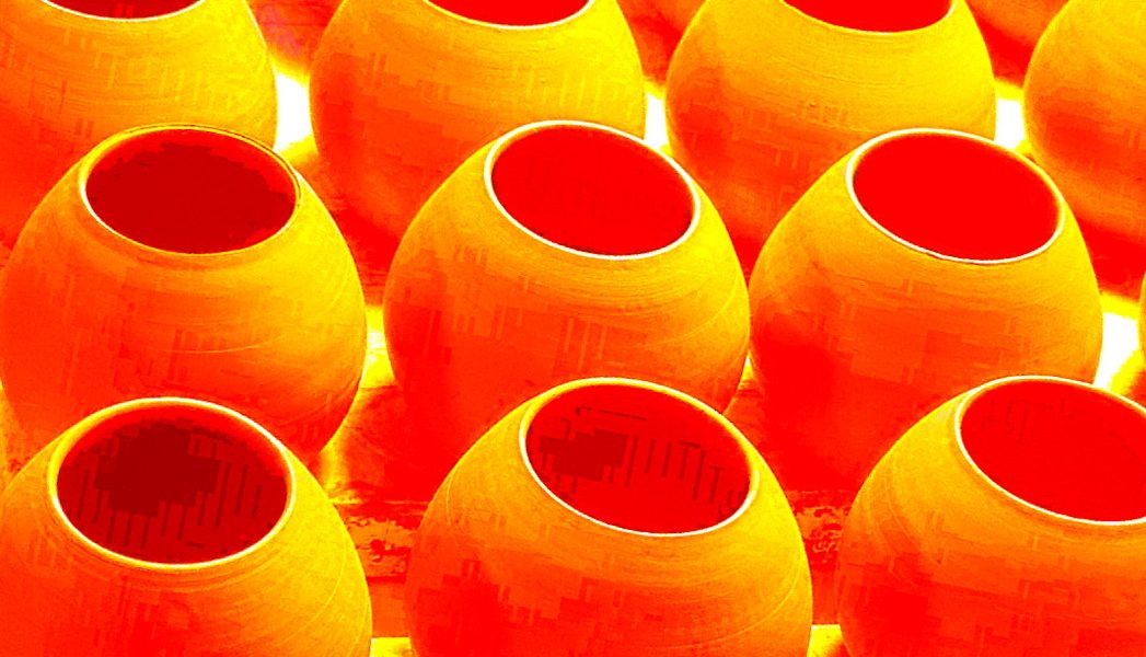 Manufakturen-Blog-PopArt-Projekt: Matebecher II, orange (Foto: Wigmar Bressel) - basierend auf einem Foto in der Produktion der Independent-Keramikerin Franziska M. Köllner in Leipzig