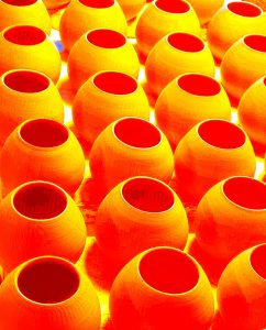 Manufakturen-Blog-PopArt-Projekt: Matebecher II, orange (Foto: Wigmar Bressel) - basierend auf einem Foto in der Produktion der Independent-Keramikerin Franziska M. Köllner in Leipzig