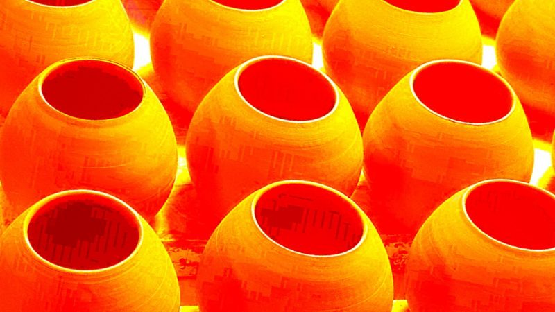 Manufakturen-Blog-PopArt-Projekt: Matebecher II, orange (Foto: Wigmar Bressel) - basierend auf einem Foto in der Produktion der Independent-Keramikerin Franziska M. Köllner in Leipzig