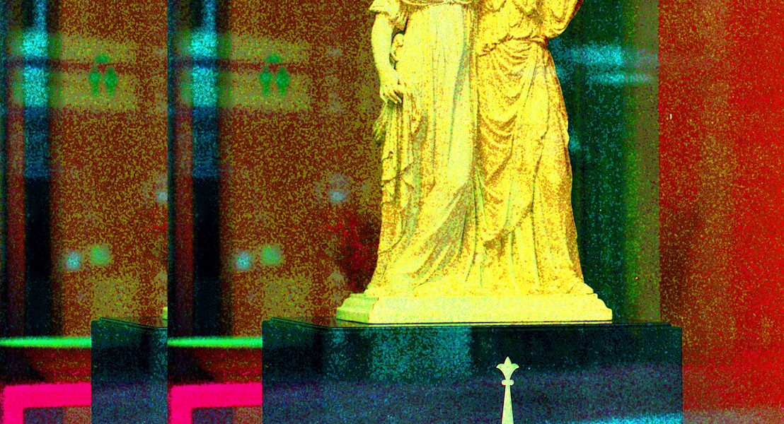 Manufakturen-Blog-PopArt-Projekt: Skulptur III, gelb (Foto: Wigmar Bressel) - basierend auf einem Foto der Prinzessinnen-Gruppe nach Schadow in einem Schaufenster der KPM Königliche Porzellanmanufaktur in Berlin