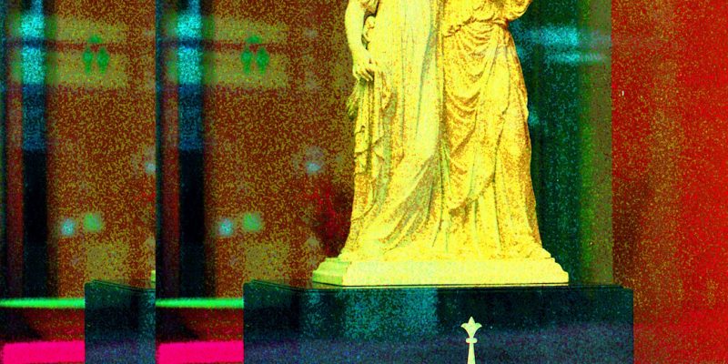 Manufakturen-Blog-PopArt-Projekt: Skulptur III, gelb (Foto: Wigmar Bressel) - basierend auf einem Foto der Prinzessinnen-Gruppe nach Schadow in einem Schaufenster der KPM Königliche Porzellanmanufaktur in Berlin