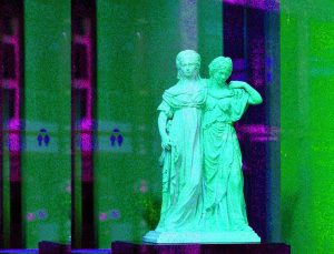 Manufakturen-Blog-PopArt-Projekt: Skulptur III, grün (Foto: Wigmar Bressel) - basierend auf einem Foto der Prinzessinnen-Gruppe nach Schadow in einem Schaufenstr der KPM Königliche Porzellanmanufakur in Berlin