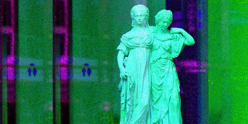 Manufakturen-Blog-PopArt-Projekt: Skulptur IIIa, grün (Foto: Wigmar Bressel) - basierend auf einem Foto der Prinzessinnen-Gruppe nach Schadow in einem Schaufenster der KPM Königliche Porzellanmanufaktur in Berlin