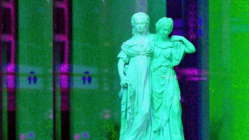 Manufakturen-Blog-PopArt-Projekt: Skulptur IIIa, grün (Foto: Wigmar Bressel) - basierend auf einem Foto der Prinzessinnen-Gruppe nach Schadow in einem Schaufenster der KPM Königliche Porzellanmanufaktur in Berlin