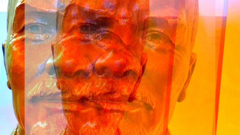 Manufakturen-Blog-PopArt-Projekt: Büste I (Lenin), rot (Foto: Wigmar Bressel) - basierend auf einem Foto im Museum zum Lauchhammer Kunstguss; Hinterlassenschaften des Sozialismus