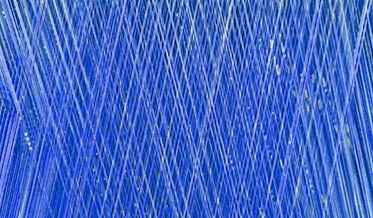 Manufakturen-Blog-PopArt-Projekt: Webstuhl I, blau (Foto: Wigmar Bressel) - basierend auf einem Foto am Damast-Webstuhl in der Leinenweberrei Hoffmann in Neukirch/Lausitz; jedes einzelne der 5000 Bänder ein einzelner Kettfaden...