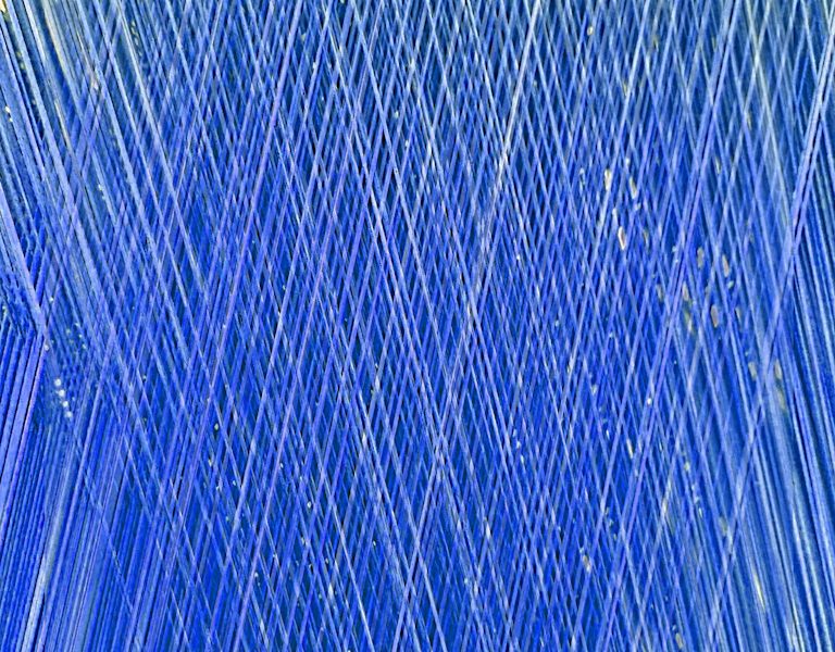 Manufakturen-Blog-PopArt-Projekt: Webstuhl I, blau (Foto: Wigmar Bressel) - basierend auf einem Foto am Damast-Webstuhl in der Leinenweberrei Hoffmann in Neukirch/Lausitz; jedes einzelne der 5000 Bänder ein einzelner Kettfaden...