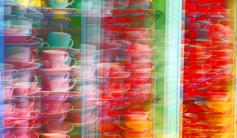 Manufakturen-Blog-PopArt-Projekt: Tassen VIII, gelb (Foto: Wigmar Bressel) - basierend auf einem Foto im Werksverkauf der Porzellanmanufaktur Dibbern in Hohenberg an der Eger