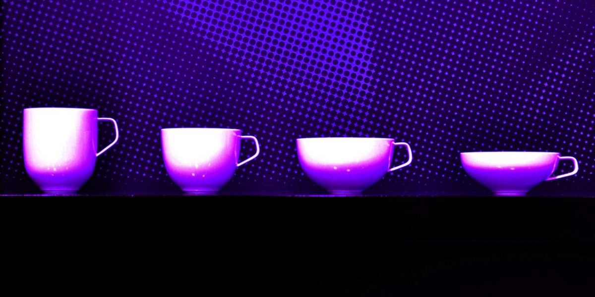 Manufakturen-Blog-PopArt-Projekt: Vier Tassen, lila (Foto: Wigmar Bressel) - basierend auf einem Foto von Tassen nach dem Entwurf von Alfredo Haeberli für die Porzellanmanufaktur Fürstenberg auf dem Stand auf der Messe Ambiente in Frankfurt