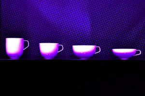 Manufakturen-Blog-PopArt-Projekt: Vier Tassen, lila (Foto: Wigmar Bressel) - basierend auf einem Foto von Tassen nach dem Entwurf von Alfredo Haeberli für die Porzellanmanufaktur Fürstenberg auf dem Stand auf der Messe Ambiente in Frankfurt