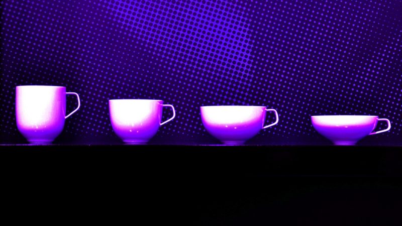 Manufakturen-Blog-PopArt-Projekt: Vier Tassen, lila (Foto: Wigmar Bressel) - basierend auf einem Foto von Tassen nach dem Entwurf von Alfredo Haeberli für die Porzellanmanufaktur Fürstenberg auf dem Stand auf der Messe Ambiente in Frankfurt