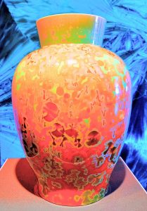 Manufakturen-Blog-PopArt-Projekt: Vase VIII, lachsfarben (Foto: Wigmar Bressel) - basierend auf einem Foto von im Werksmuseum der Porzellanmanufaktur Fürstenberg