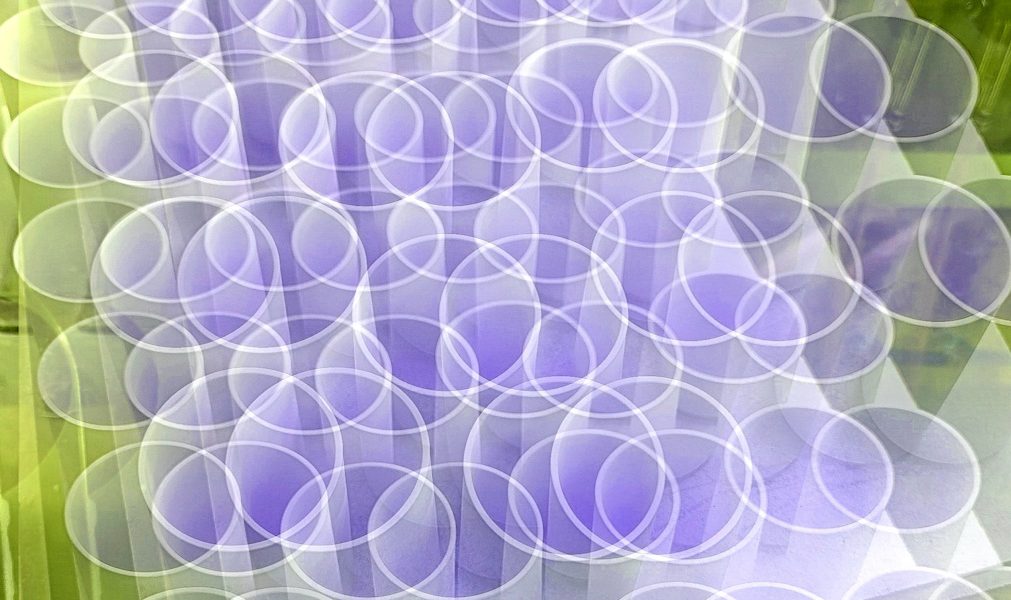 Manufakturen-Blog-PopArt-Projekt: Vasen XI, lila / gelb (Foto: Wigmar Bressel) - basierend auf einem Foto in der Produktion der niedersächsischen Porzellanmanufaktur Fürstenberg