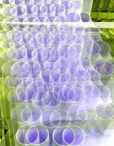 Manufakturen-Blog-PopArt-Projekt: Vasen XI, lila / gelb (Foto: Wigmar Bressel) - basierend auf einem Foto in der Produktion der niedersächsischen Porzellanmanufaktur Fürstenberg