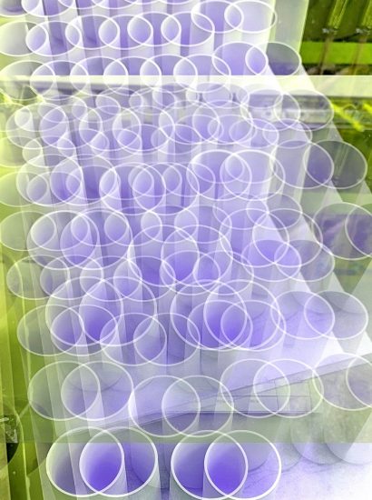 Manufakturen-Blog-PopArt-Projekt: Vasen XI, lila / gelb (Foto: Wigmar Bressel) - basierend auf einem Foto in der Produktion der niedersächsischen Porzellanmanufaktur Fürstenberg