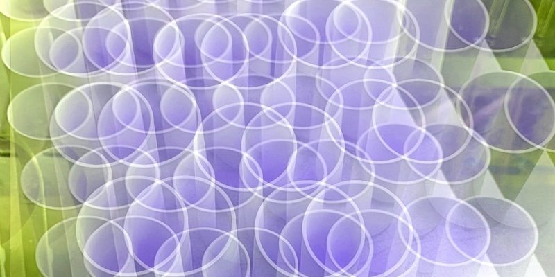 Manufakturen-Blog-PopArt-Projekt: Vasen XI, lila / gelb (Foto: Wigmar Bressel) - basierend auf einem Foto in der Produktion der niedersächsischen Porzellanmanufaktur Fürstenberg