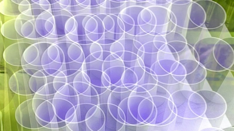 Manufakturen-Blog-PopArt-Projekt: Vasen XI, lila / gelb (Foto: Wigmar Bressel) - basierend auf einem Foto in der Produktion der niedersächsischen Porzellanmanufaktur Fürstenberg