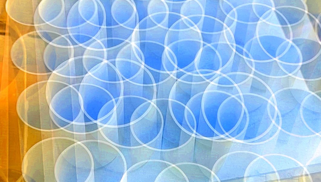 Manufakturen-Blog-PopArt-Projekt: Vasen XIII, hellblau / braun (Foto: Wigmar Bressel) - basierend auf einem Foto in der Produktion der niedersächsischen Porzellanmanufaktur Fürstenberg