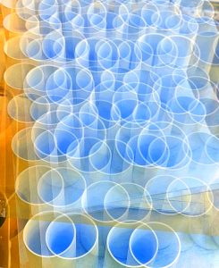 Manufakturen-Blog-PopArt-Projekt: Vasen XIII, hellblau / braun (Foto: Wigmar Bressel) - basierend auf einem Foto in der Produktion der niedersächsischen Porzellanmanufaktur Fürstenberg