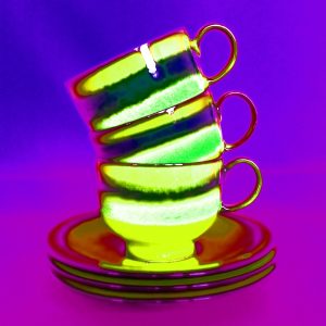 Manufakturen-Blog-PopArt-Projekt: Tassen, blau / pink (Foto: Wigmar Bressel) - basierend auf einem Foto von einem Dekor der Porzellanmanufaktur Fürstenberg aus den 1970er Jahren