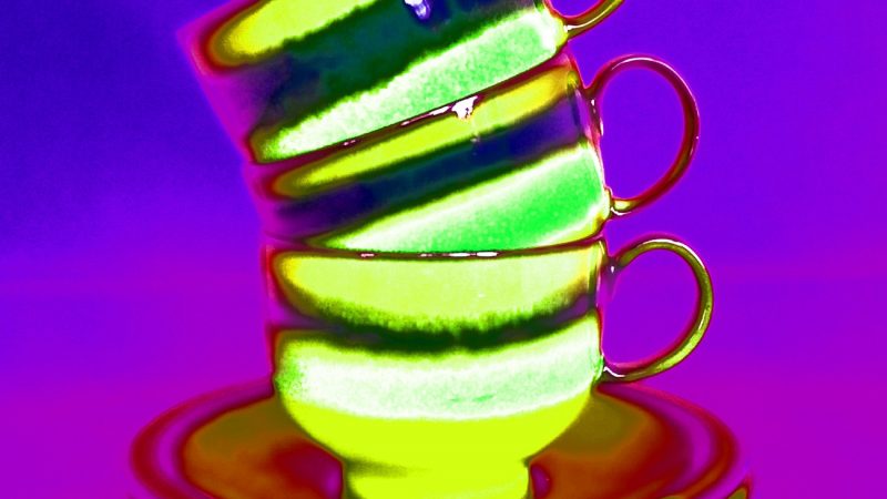 Manufakturen-Blog-PopArt-Projekt: Tassen, blau / pink (Foto: Wigmar Bressel) - basierend auf einem Foto von einem Dekor der Porzellanmanufaktur Fürstenberg aus den 1970er Jahren