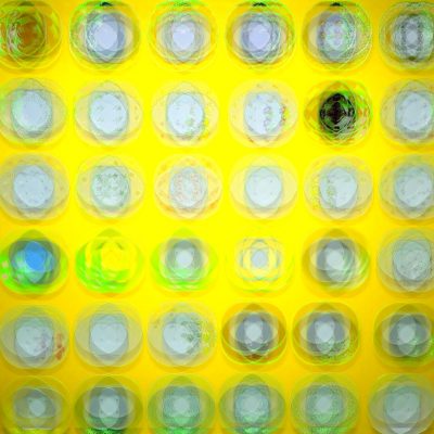 Manufakturen-Blog-PopArt-Projekt: Teller IX (Fahnen), gelb (Foto: Wigmar Bressel) - basierend auf einem Foto bei Weimar-Porzellan, der Porzellanmanufaktur in Blankenhain; es handelt sich um Teller an einer Wand mit historischen Dekoren aus mehr als 200 Jahren der langen Firmengeschichte (1790 - 2018)...