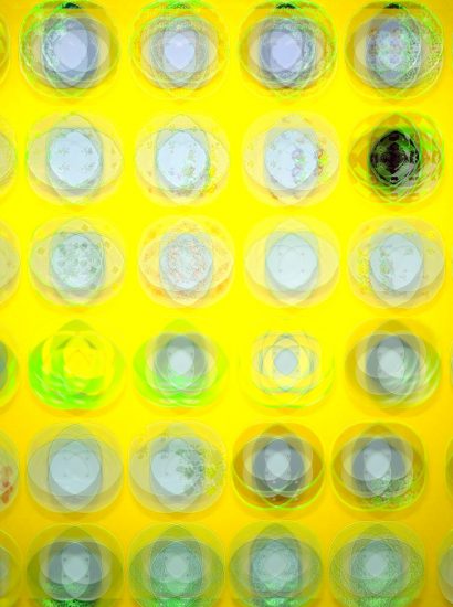 Manufakturen-Blog-PopArt-Projekt: Teller I (Fahnen), gelb (Foto: Wigmar Bressel) - basierend auf einem Foto bei Weimar-Porzellan,der Porzellanmanufaktur in Blankenhain; es handelt sich um Teller an einer Wand mit historischen Dekoren aus mehr als 200 Jahren der langen Firmengeschichte (1790 - 2018)...